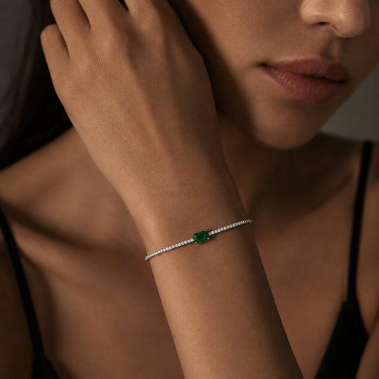 Hõbedane tennisekäevõru rohelise kristalliga „Green Emerald Cut“ – disaini ja kivide detailid lähivaates