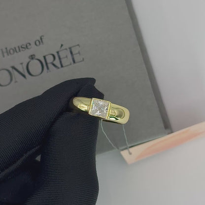 Kullatud hõbesõrmus moissaniidiga „Queen Bezel“