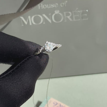 Hõbedane sõrmus moissaniidiga „Tiara“