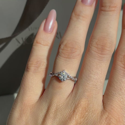 Hõbedane sõrmus moissaniidiga „Tiara“