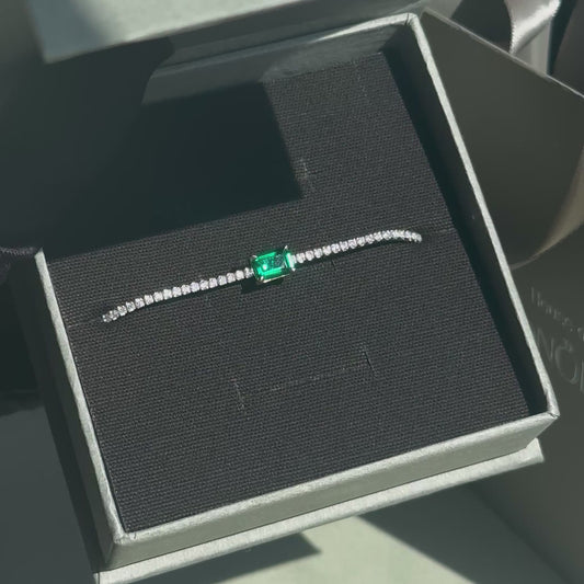 Hõbedast tennisekäevõru rohelise kristalliga „Green Emerald Cut“