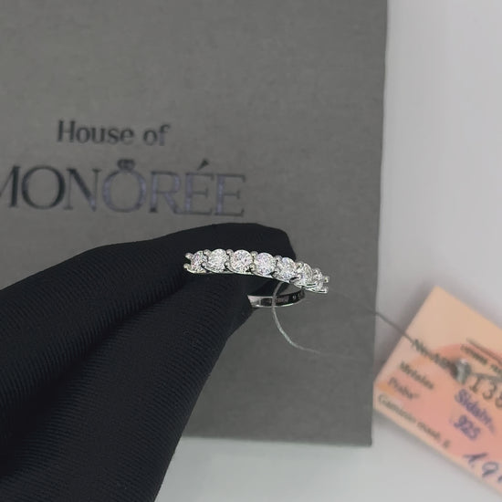 Sidabrinis žiedas su moisanitais „Eternelle“ – vaizdo įrašas