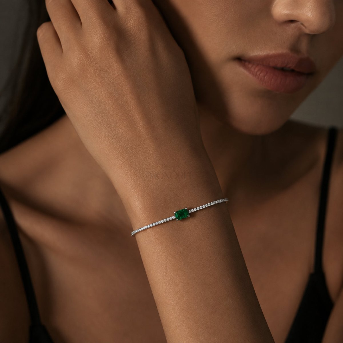 Hõbedane tennisekäevõru rohelise kristalliga „Green Emerald Cut“ – disaini ja kivide detailid lähivaates
